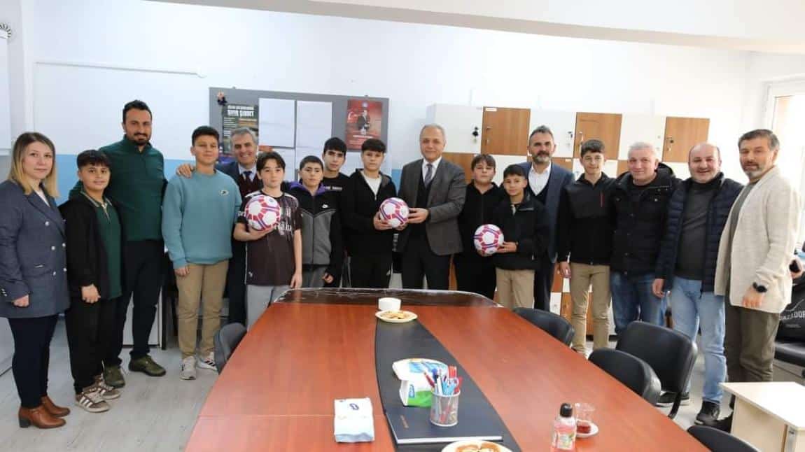 Belediye Başkanımız Okulumuzu Ziyaret Ederek Futbol Takımımızı Tebrik Ettiler.